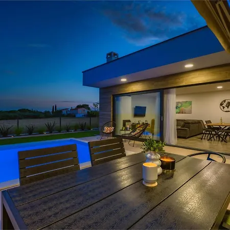 Aura By Interhome * Pola