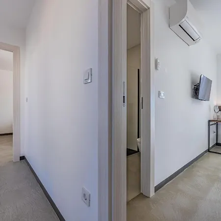 Aura By Interhome Pola