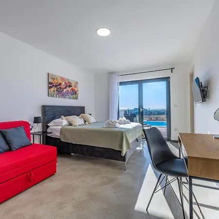 Aura By Interhome Pola