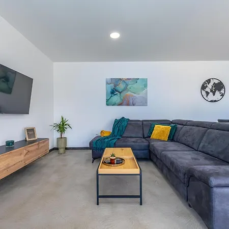Aura By Interhome *
